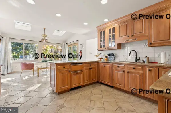 1 WINDSOR DR, Voorhees, NJ 08043