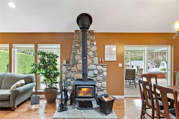 879 View Rd, Qualicum Beach, BC V9K 1N3