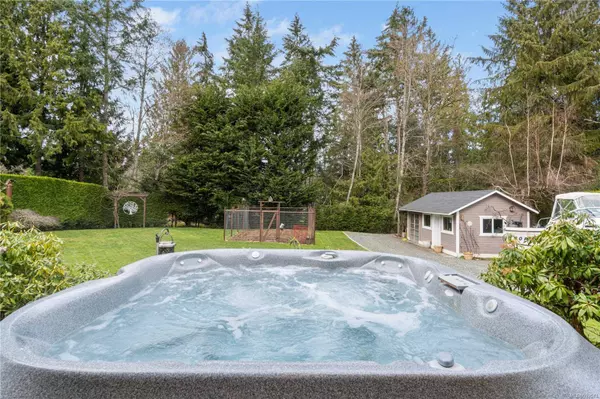 879 View Rd, Qualicum Beach, BC V9K 1N3