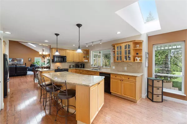 879 View Rd, Qualicum Beach, BC V9K 1N3