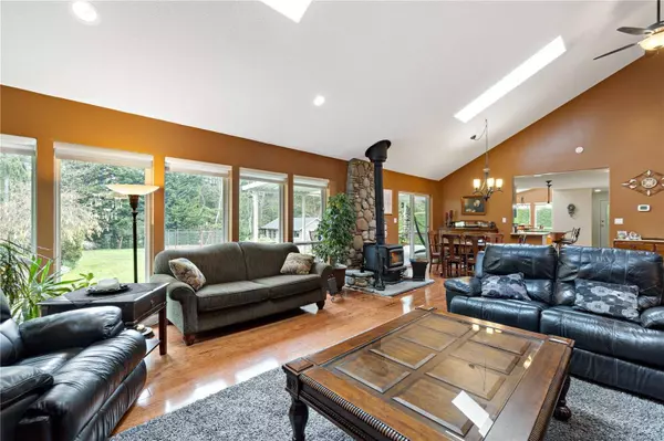 879 View Rd, Qualicum Beach, BC V9K 1N3