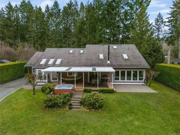 879 View Rd, Qualicum Beach, BC V9K 1N3