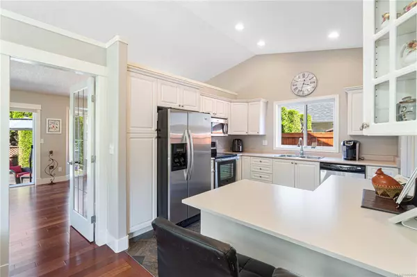 467 Schley Pl, Qualicum Beach, BC V9K 2L5