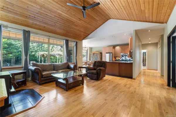 1880 Pierce Way, Qualicum Beach, BC V9K 2V1