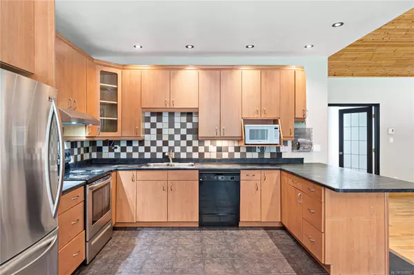 1880 Pierce Way, Qualicum Beach, BC V9K 2V1