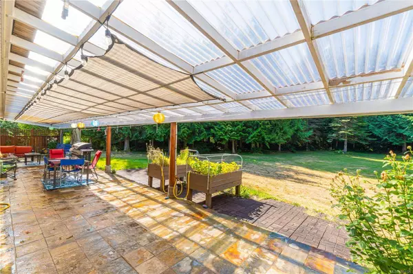 1780 Ashling Rd, Qualicum Beach, BC V9K 2V1