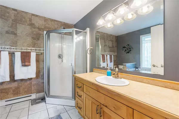 1780 Ashling Rd, Qualicum Beach, BC V9K 2V1