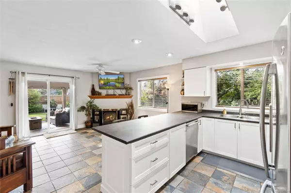 780 Humphrey Rd, Parksville, BC V9P 1C8