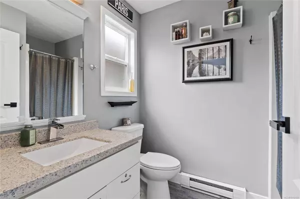 780 Humphrey Rd, Parksville, BC V9P 1C8