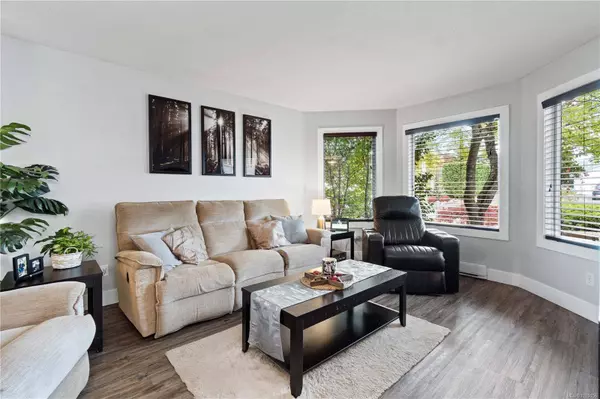 780 Humphrey Rd, Parksville, BC V9P 1C8