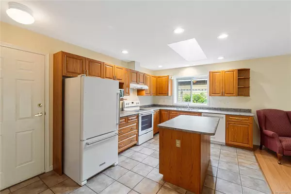 515 Seaward Way, Qualicum Beach, BC V9K 1T8