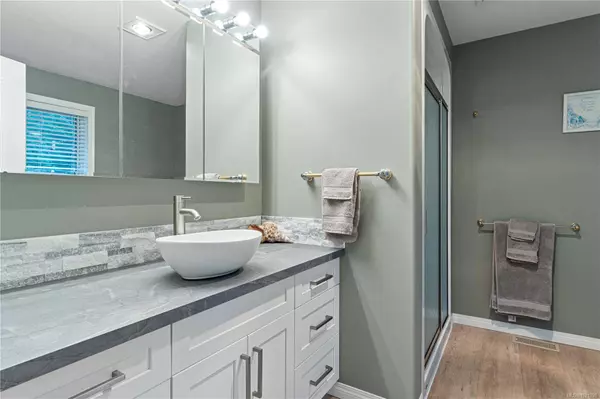 1356 Meadowood Way, Qualicum Beach, BC V9K 2S4