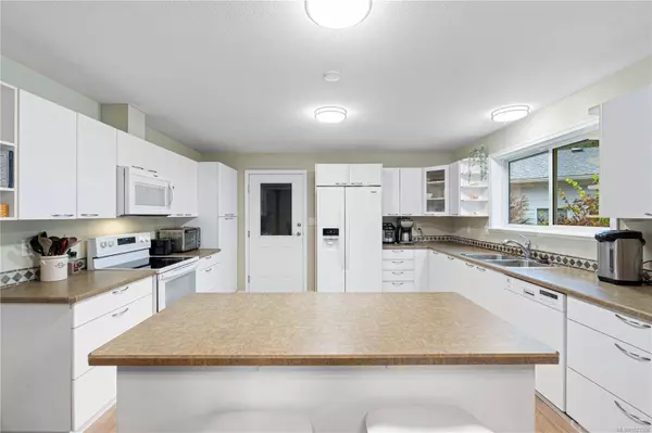 1356 Meadowood Way, Qualicum Beach, BC V9K 2S4