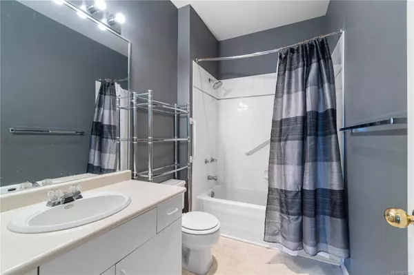 125 McCarter St #207, Parksville, BC V9P 2H6