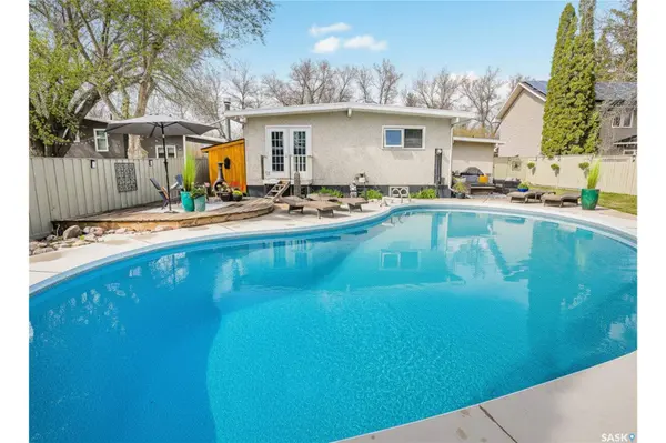 30 Cambridge CRESCENT, Saskatoon, SK S7H 3P8