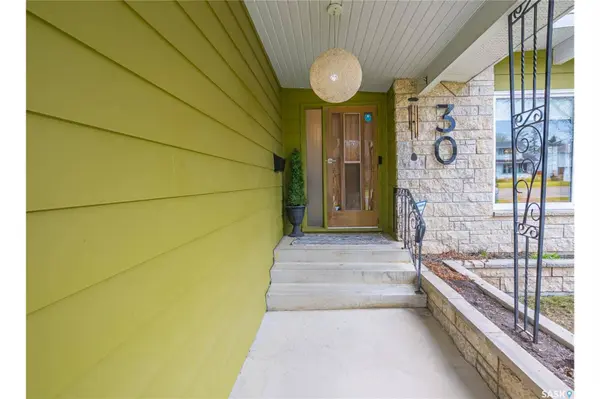 30 Cambridge CRESCENT, Saskatoon, SK S7H 3P8