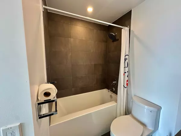 1000 Portage Pkwy #2905, Vaughan, ON L4K 0L1