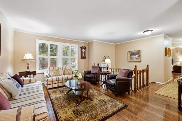 6891 Shelter Bay RD, Mississauga, ON L5N 1T8