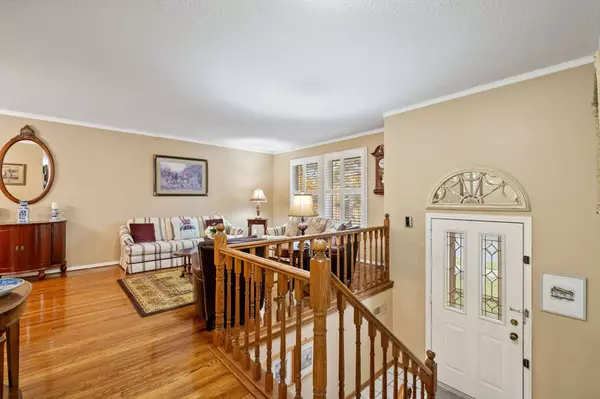 6891 Shelter Bay RD, Mississauga, ON L5N 1T8