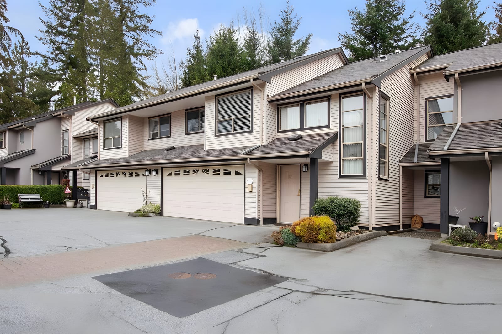 northwest maple ridge townhouses in the Fraser Valley, British Columbia, in the Fraser Valley region