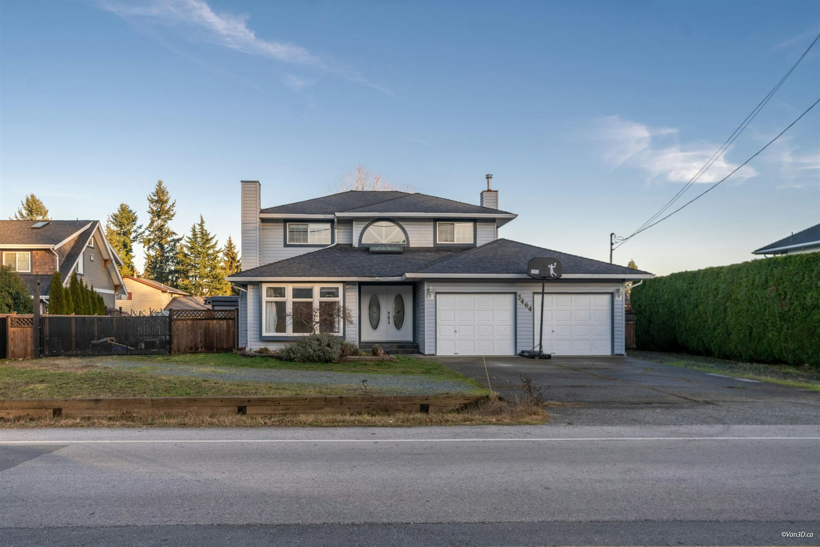 Serpentine detached home on acreage