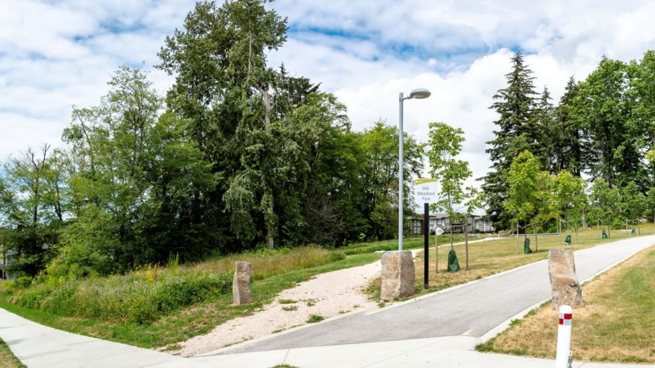Oak Meadows Park entrance and sign in Grandview Heights