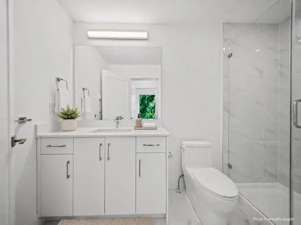 6338 King George BLVD #306, Surrey, BC V3X 1E9
