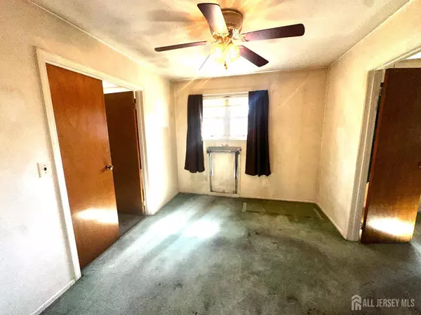 27 College DR, Edison, NJ 08817