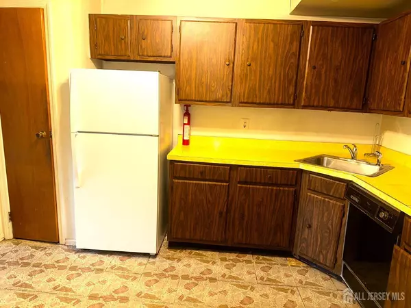 27 College DR, Edison, NJ 08817