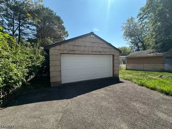 8 Richard Ave, West Caldwell Twp., NJ 07006