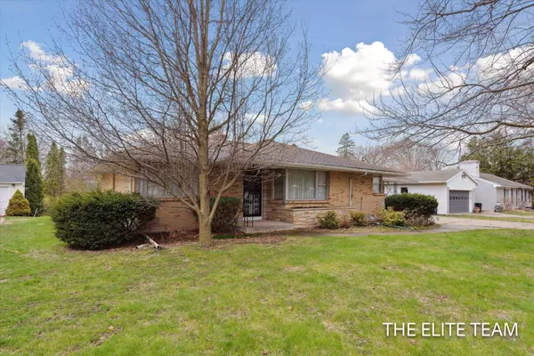 2722 Cascade SE Road, East Grand Rapids, MI 49506