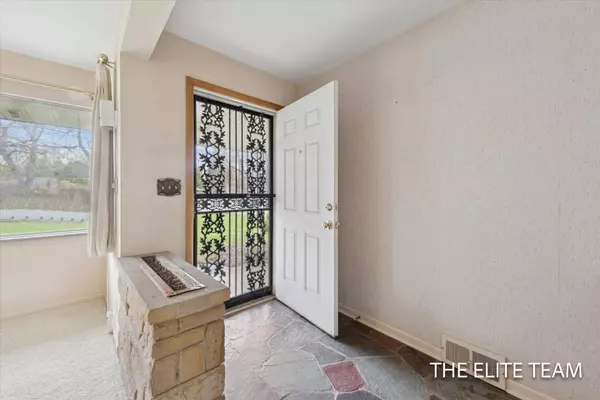 2722 Cascade SE Road, East Grand Rapids, MI 49506