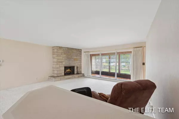 2722 Cascade SE Road, East Grand Rapids, MI 49506