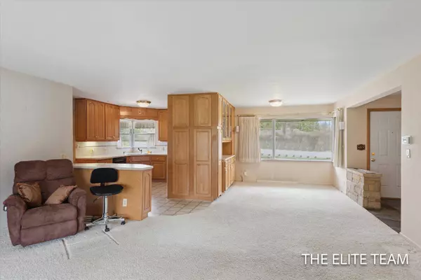 2722 Cascade SE Road, East Grand Rapids, MI 49506