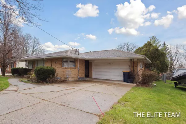 2722 Cascade SE Road, East Grand Rapids, MI 49506