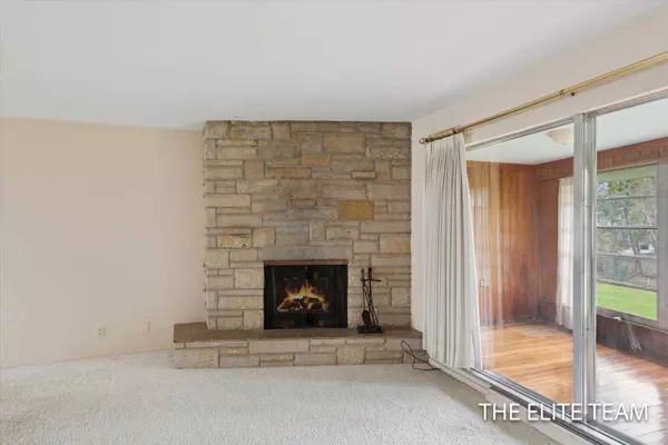 2722 Cascade SE Road, East Grand Rapids, MI 49506