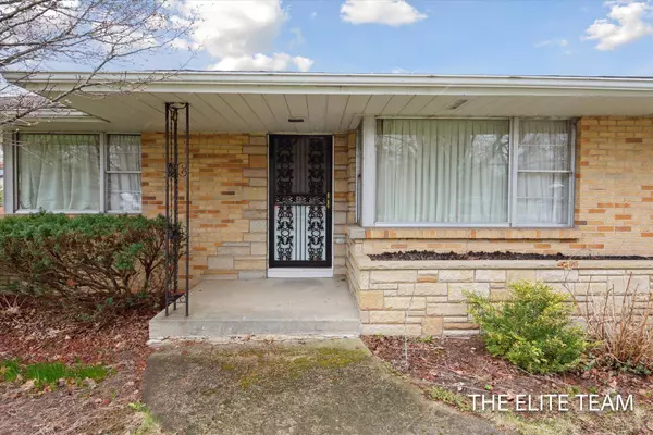 2722 Cascade SE Road, East Grand Rapids, MI 49506