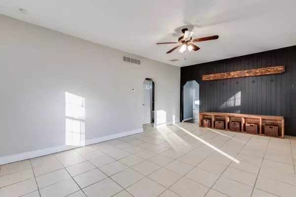 10203 N Meridian Ave, Valley Center, KS 67147