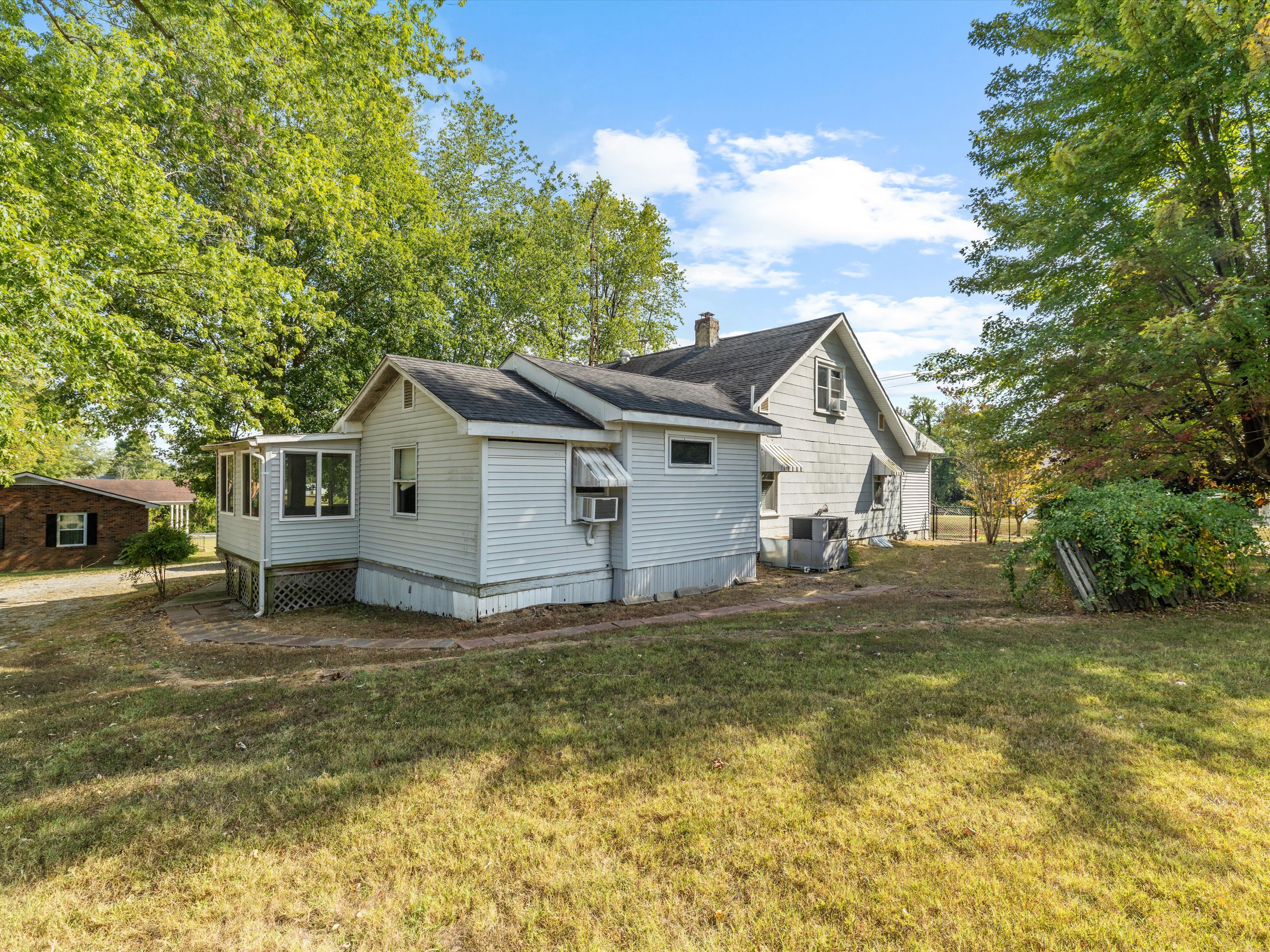 Real estate agents Owensboro KY – local realtor meeting with homebuyers to discuss property listings in 2025