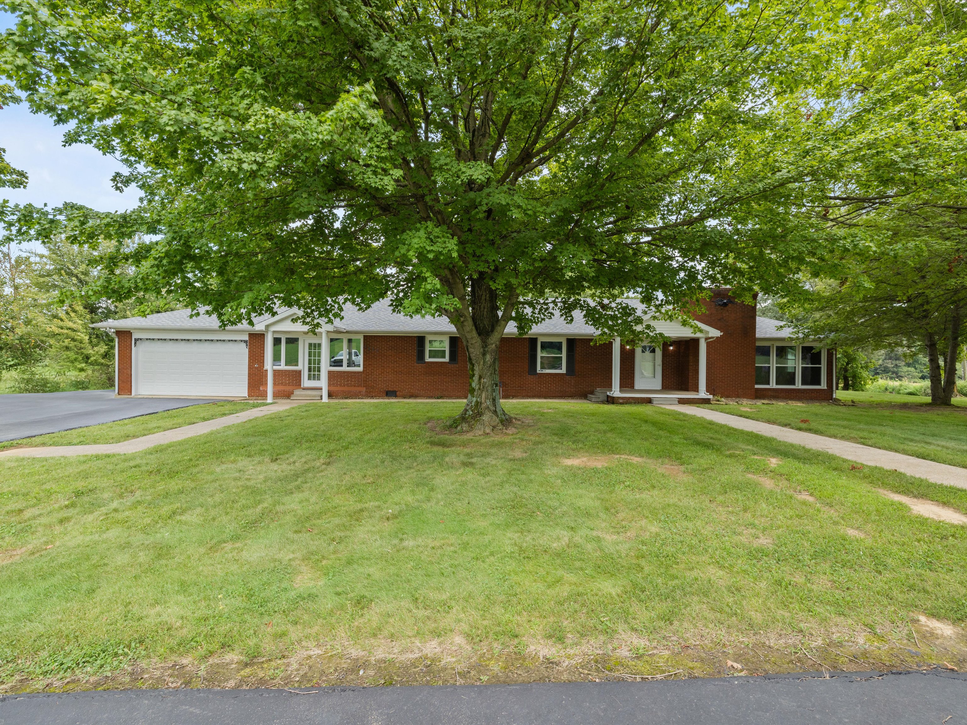 Daviess County KY real estate – aerial view of neighborhood homes and green spaces in Owensboro area