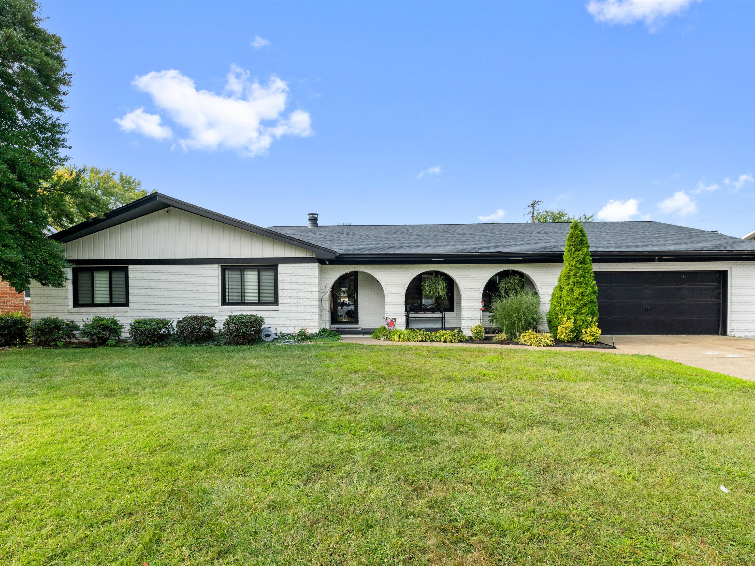 Henderson KY homes for sale – quiet suburban neighborhood with family homes and tree-lined streets