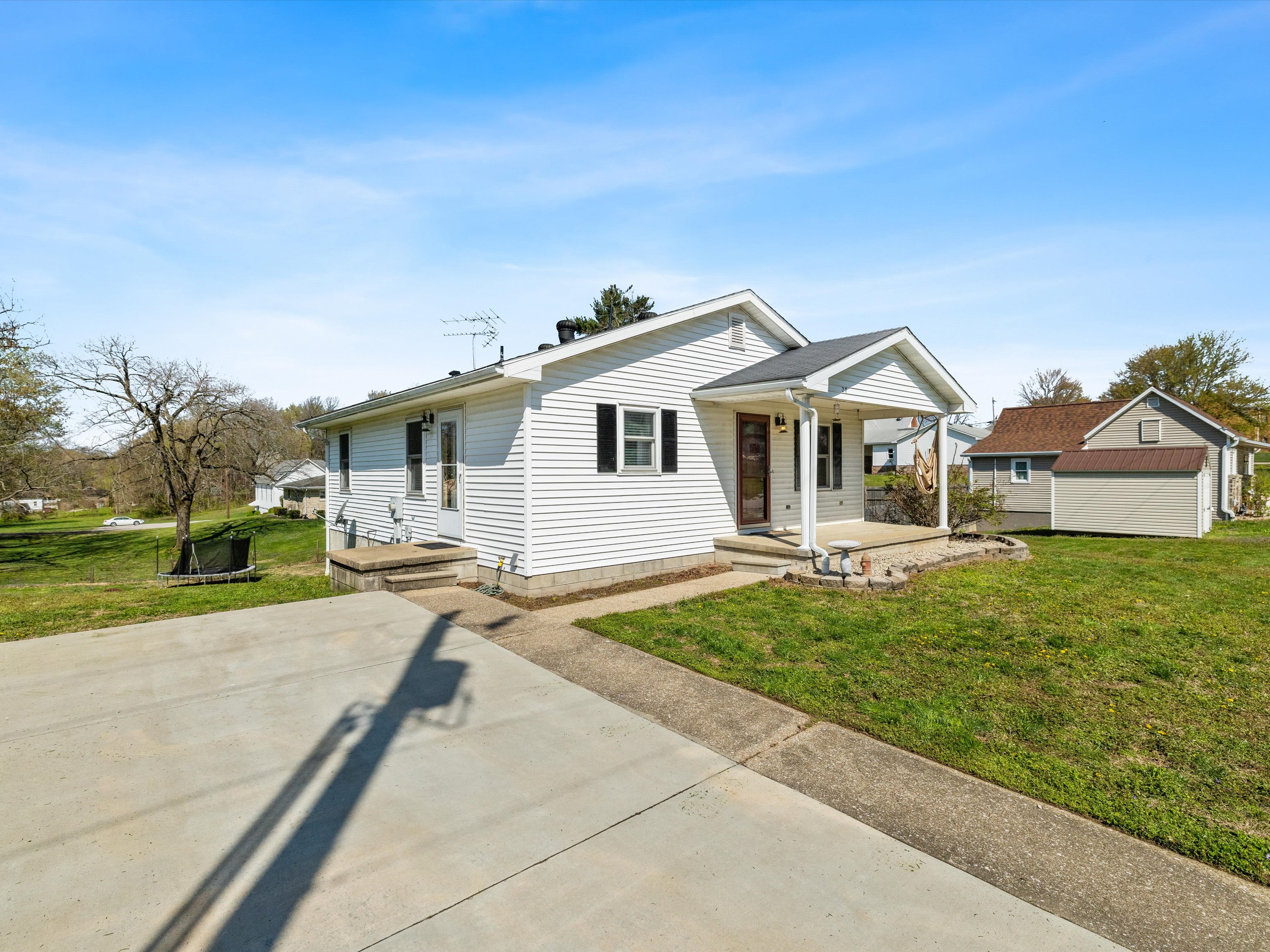 A real estate agent handing house keys to new buyers in Owensboro KY, symbolizing a successful home sale in 2025.