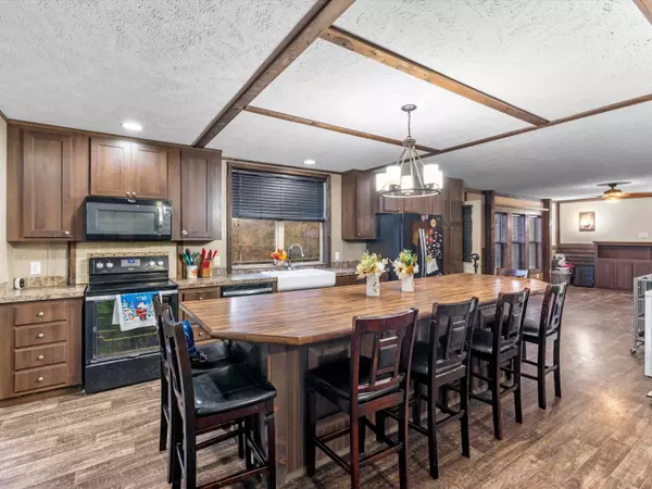 1020 Barnetts Creek Rd, Utica, KY 42376