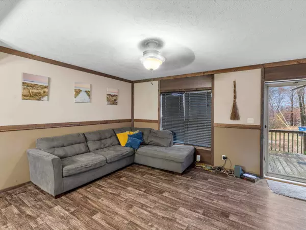 1020 Barnetts Creek Rd, Utica, KY 42376