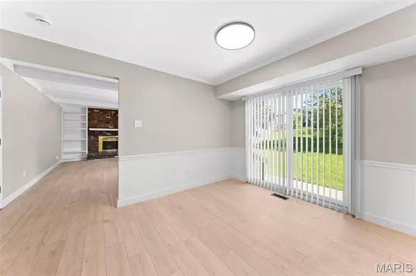 3009 Country Knoll DR, St Charles, MO 63303