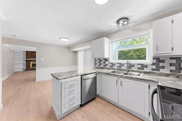 3009 Country Knoll DR, St Charles, MO 63303