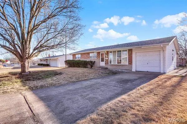 1820 Swallow LN, Florissant, MO 63031