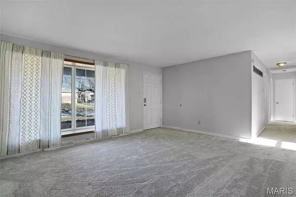 1820 Swallow LN, Florissant, MO 63031