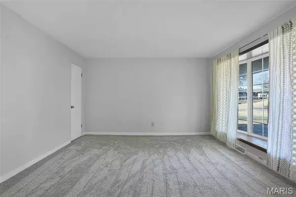 1820 Swallow LN, Florissant, MO 63031