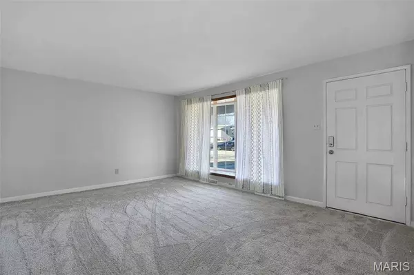 1820 Swallow LN, Florissant, MO 63031